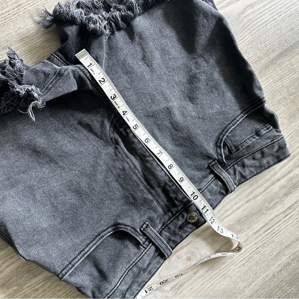 Hollister Gray Ultra High Rise Mom Short 3” 28 - Picture 10 of 11